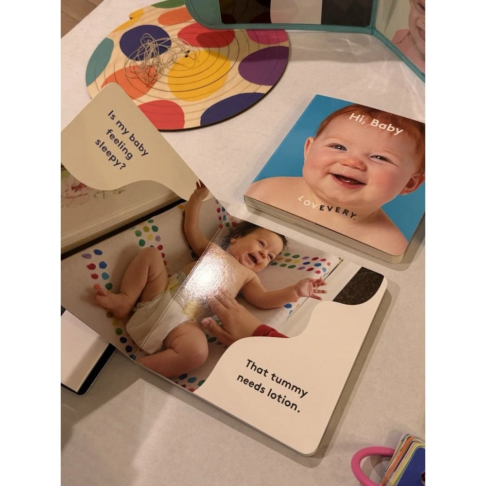 Lovevery The Looker Play Kit 0-2 Months Montessori Baby Toy Set Mobile Books